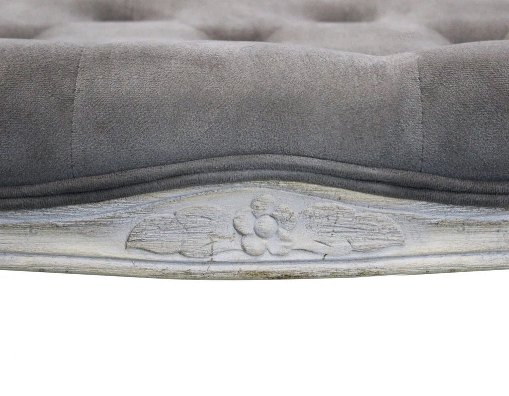 disegno intarsiato nel legno della Panca da ingresso in velluto Taupe 110 cm con struttura in legno