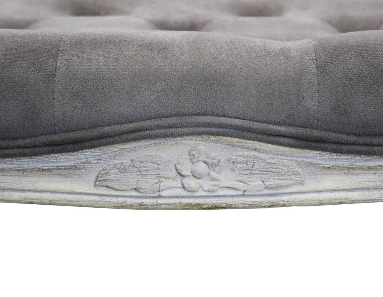 disegno intarsiato nel legno della Panca da ingresso in velluto Taupe 110 cm con struttura in legno