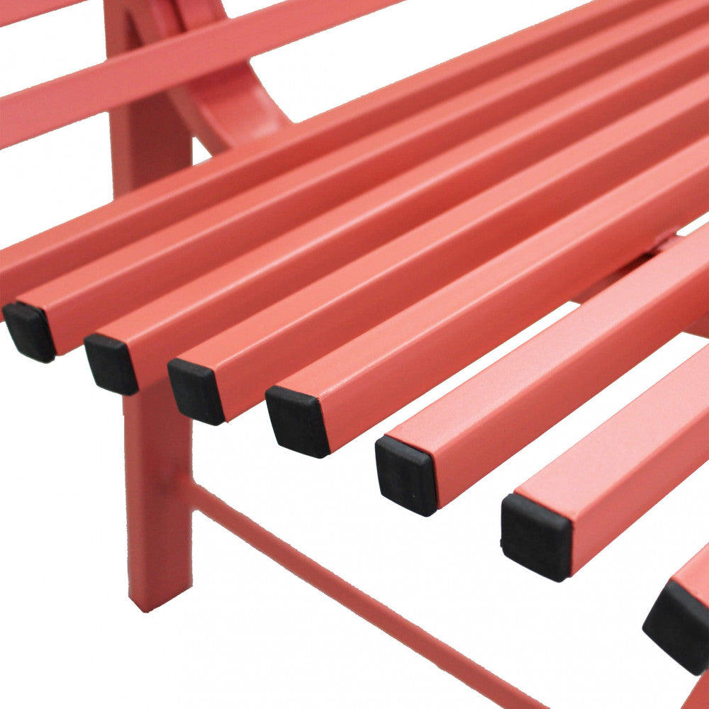 Panchina Londra in acciaio verniciato a polvere colore rosa, posizionata in un ambiente esterno.