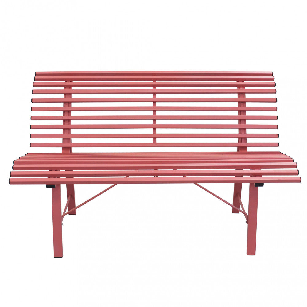 Panchina Londra in acciaio verniciato a polvere colore rosa, posizionata in un ambiente esterno.
