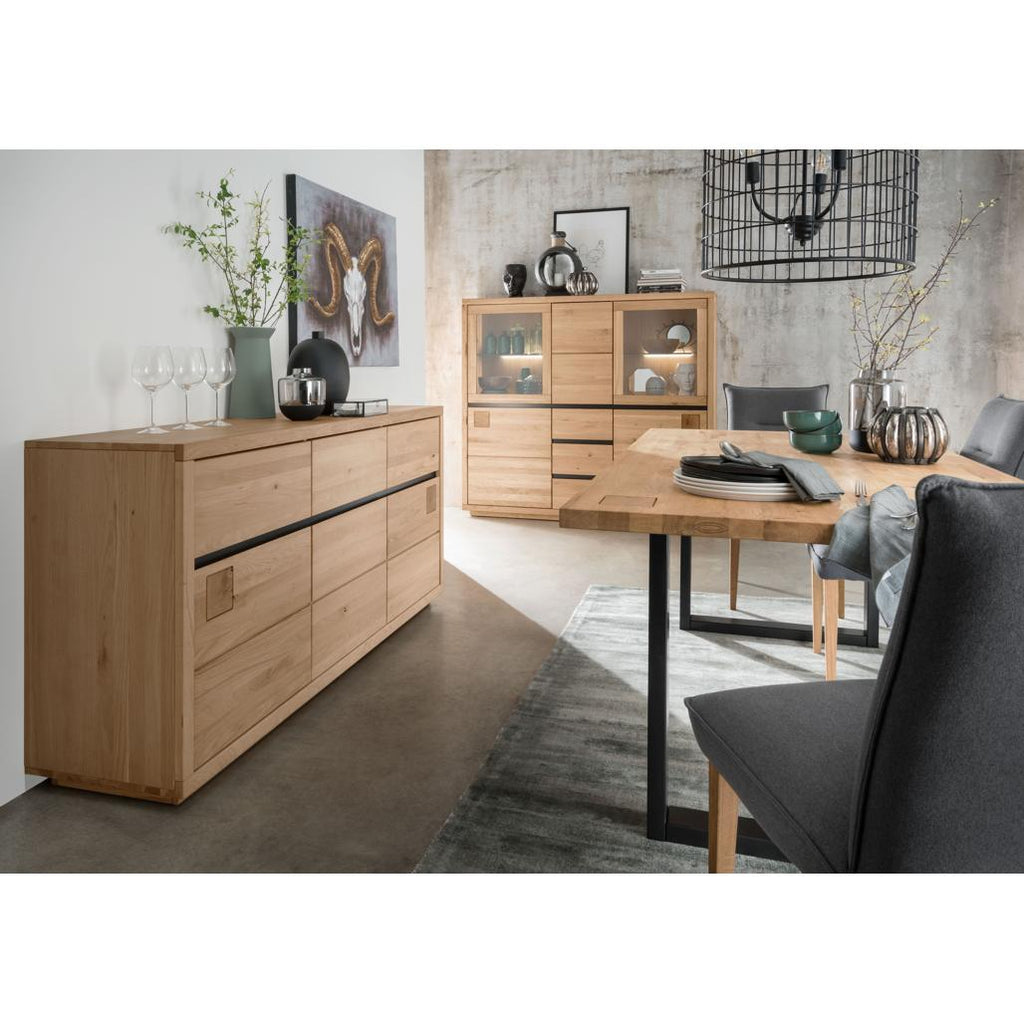 Panoramica della Credenza Fende II ambientata in un soggiorno moderno con elementi industriali, che ne sottolinea l'eleganza e il carattere distintivo | Albert Stock