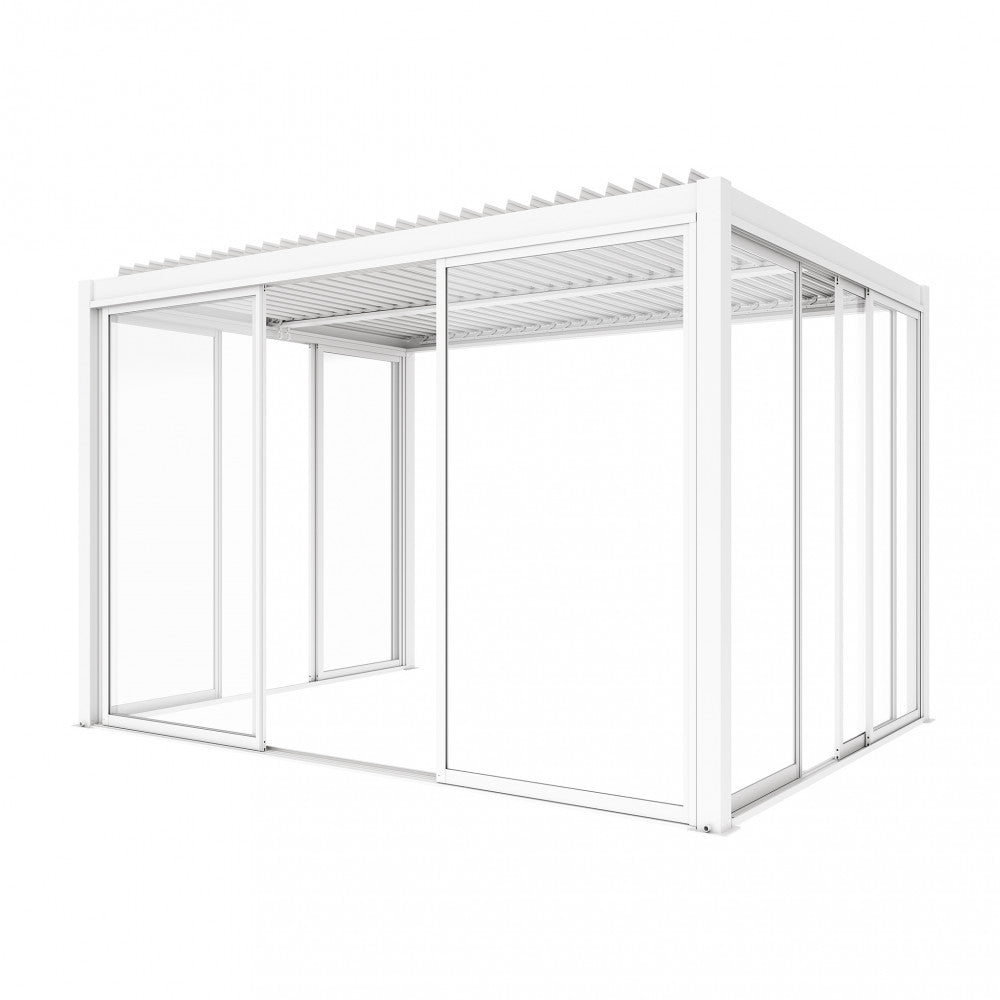 Panoramica della pergola chiusa con laterale in vetro scorrevole, per un comfort invernale.