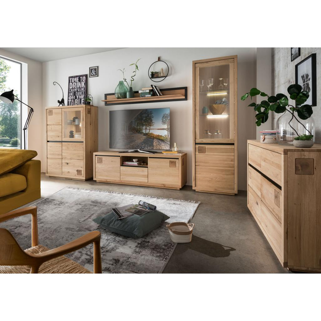 Panoramica della Madia Fende II ambientata in un soggiorno in stile loft, con decorazioni sul piano superiore, che ne sottolinea l'eleganza e la funzionalità | Albert Stock

