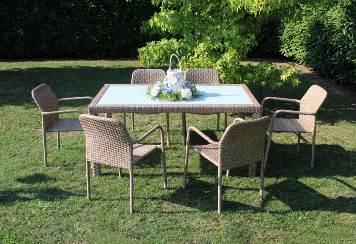 Tavolo da pranzo Azore 150x90 Marrone, struttura in alluminio rivestita in polyrattan e piano in vetro temperato, ambientato a bodo piscina