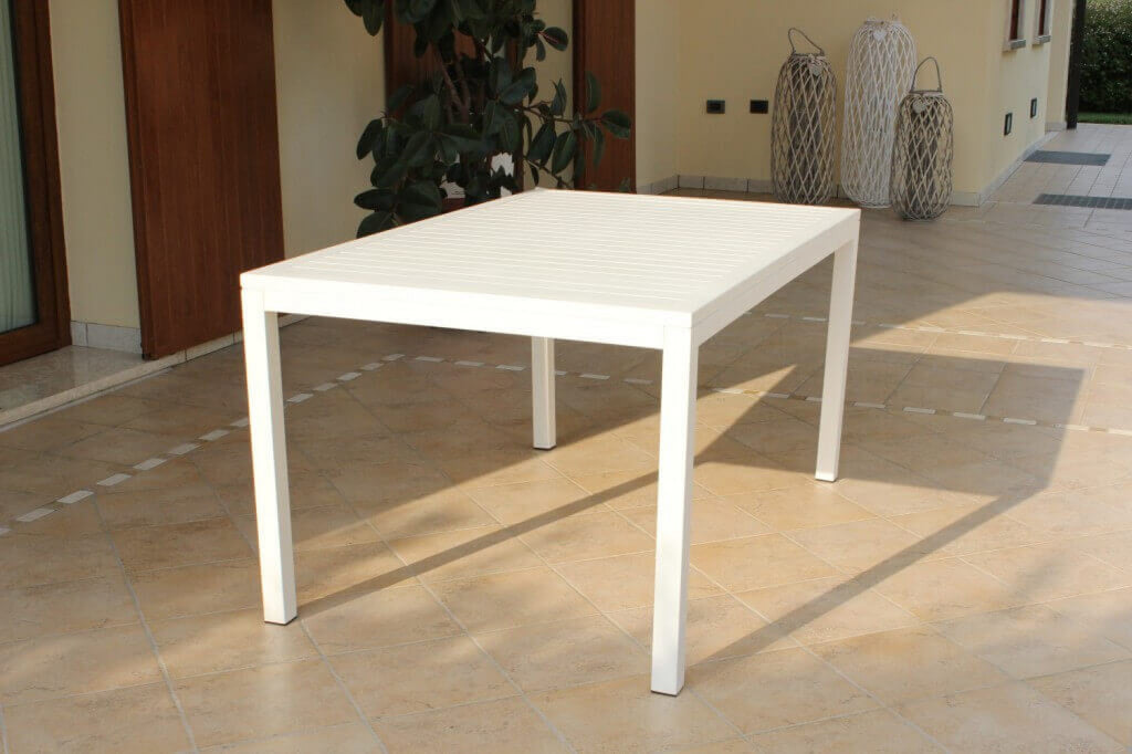 panoramica del Tavolo da giardino Milo 150x90 cm fisso, in alluminio verniciato bianco, ideale per aree pranzo esterne e per ambienti luminosi | Albert Stock