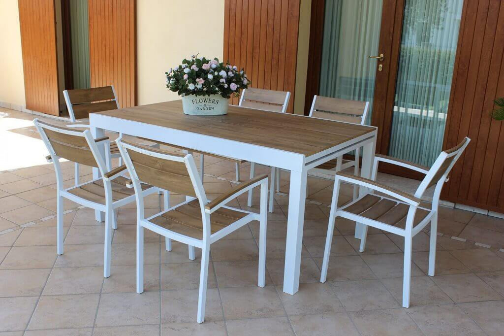 Panoramica in Veranda Tavolo da giardino Cayman allungabile con struttura in alluminio bianco e piano in polywood effetto teak, ideale per esterni | Albert Stock