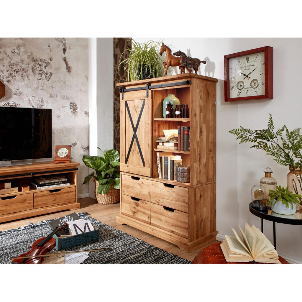 Panoramica della Vetrina Nyks I in rovere oliato con anta scorrevole e dettaglio metallico a "X", ideale per esporre e organizzare in un soggiorno moderno | Albert Stock