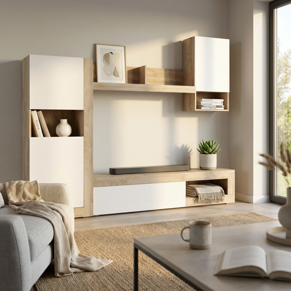 Parete attrezzata Roomy in rovere chiaro e bianco, ambientata in un soggiorno luminoso con divano grigio.