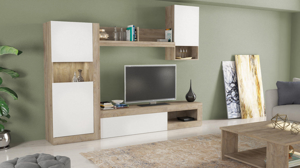 Angolazione prospettica della parete Roomy in rovere e bianco, con luce naturale che esalta le finiture.