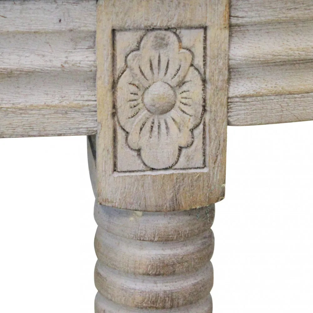 Particolare intarsiato nel legno della Panca imbottita Margi in tessuto beige per fondo letto o salotto con struttura in legno