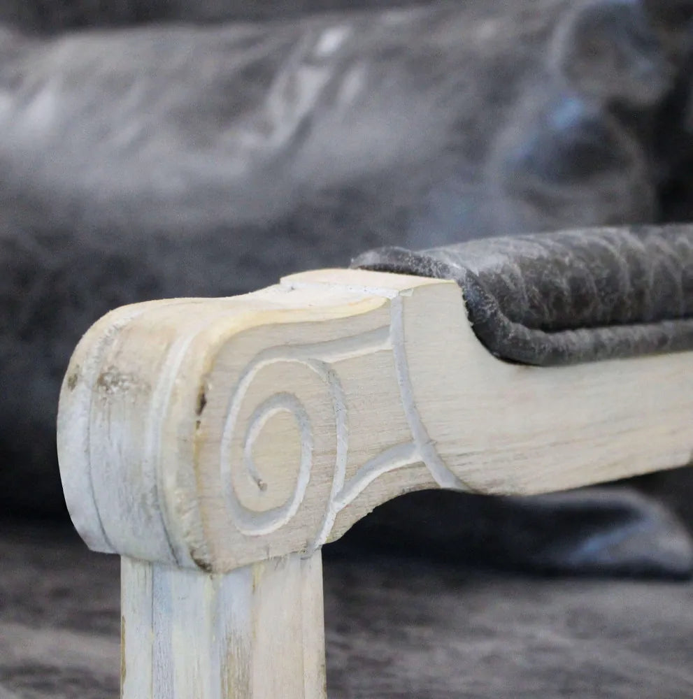 particolare legno intarsiato della Poltrona Christy design vintage in ecopelle grigia