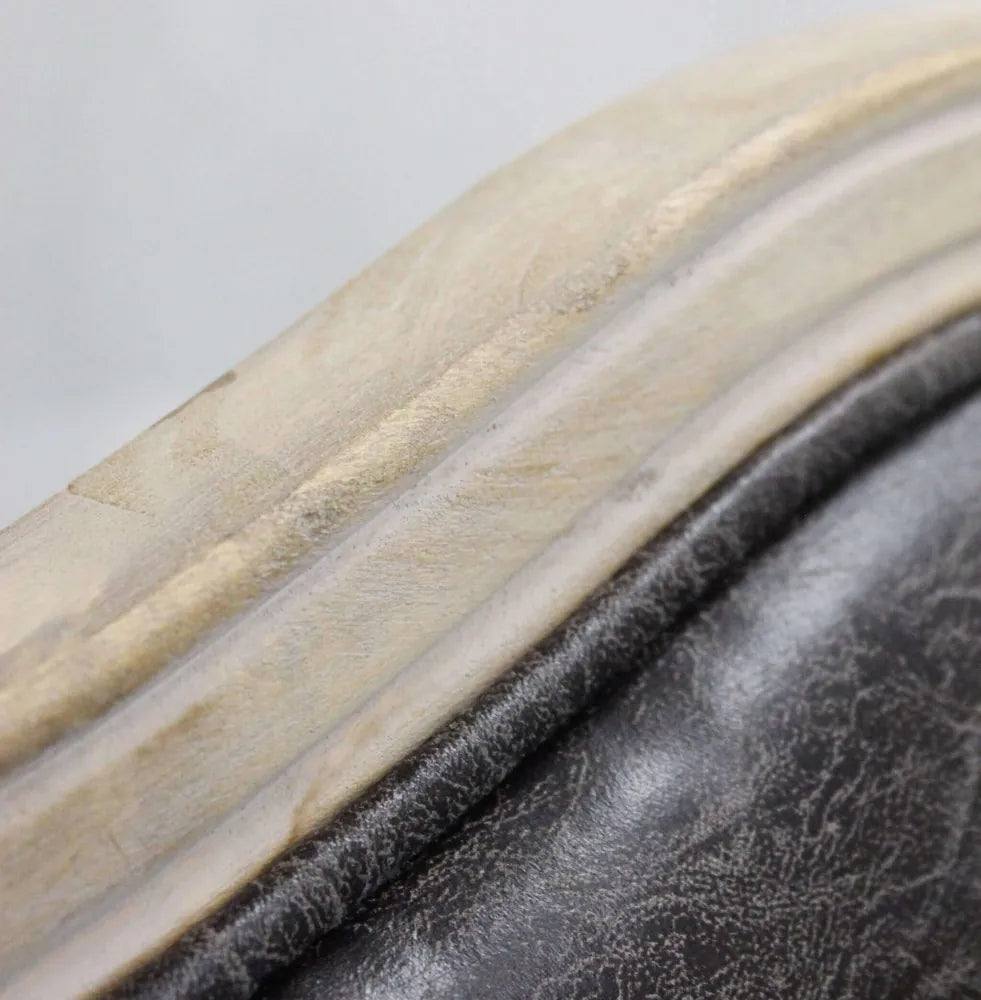 particolare dello schienale Poltrona Christy design vintage in ecopelle grigia