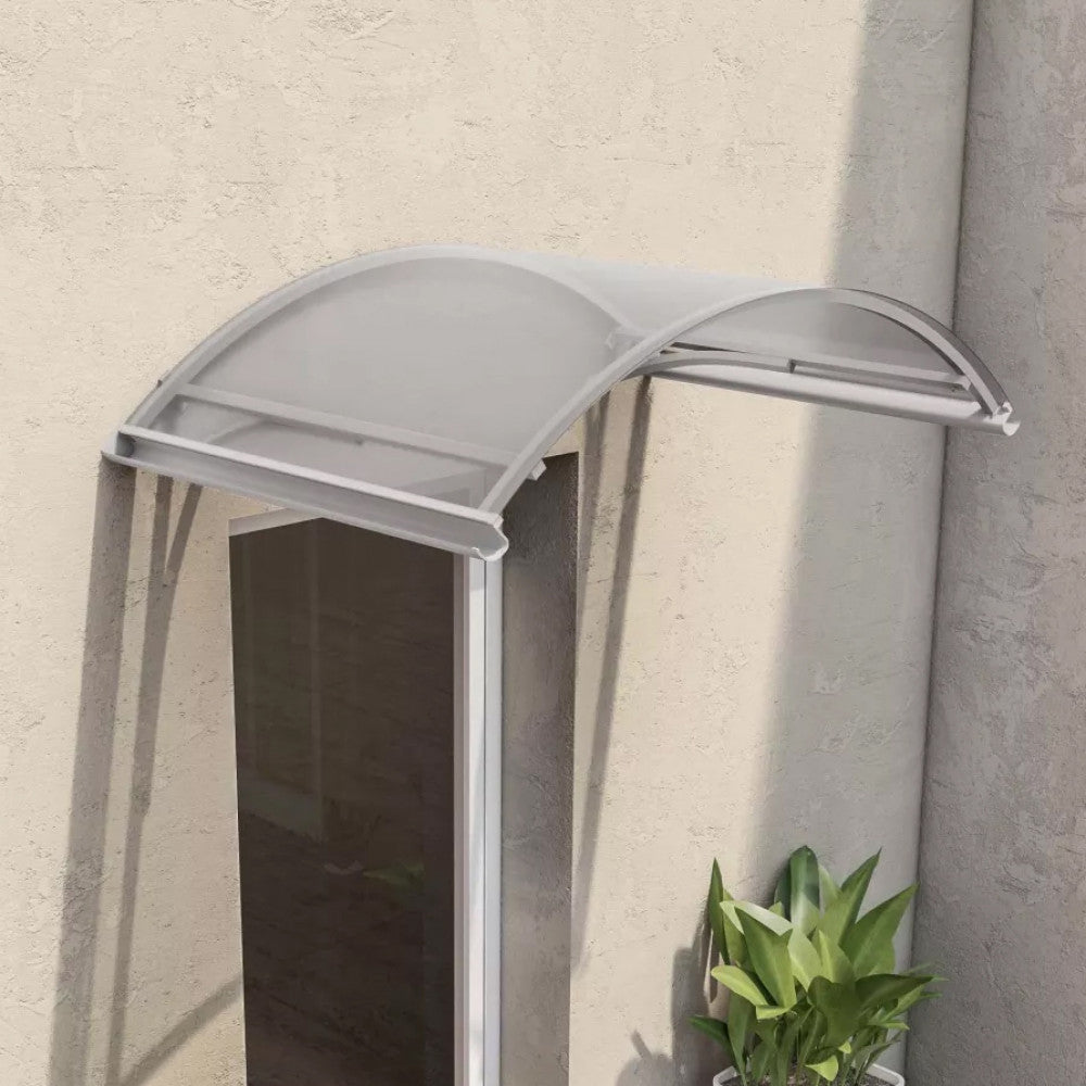 Pensilina Sun opaca con braccetti in alluminio grigio, installata sopra una porta d'ingresso.