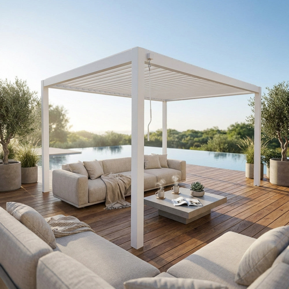 Pergola bioclimatica bianca a bordo piscina con divani lounge dalle tonalità neutre e pavimentazione in legno.
