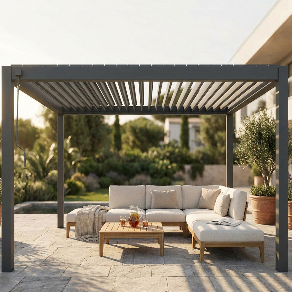 Pergola bioclimatica in alluminio antracite ambientata in un giardino lussuoso con salotto outdoor.