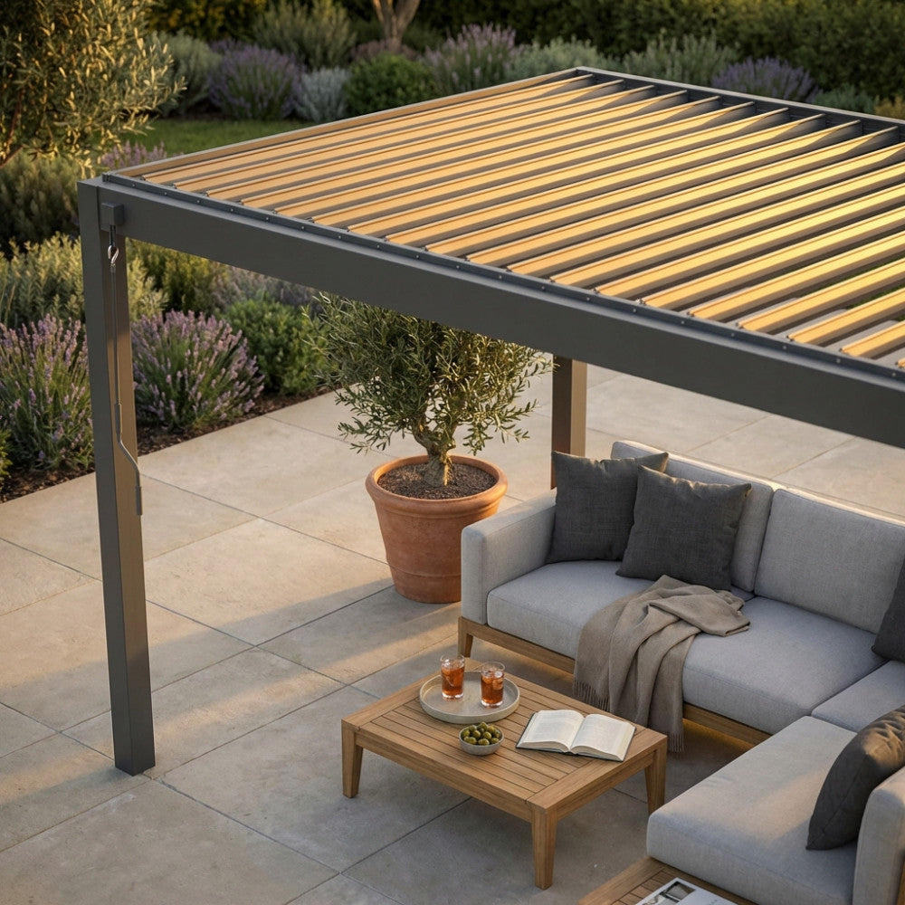 Dettaglio del tetto a lamelle orientabili della pergola bioclimatica illuminato dalla luce del tramonto.