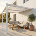 Pergola bioclimatica addossata bianca 3x4 installata su un patio moderno con divano lounge.