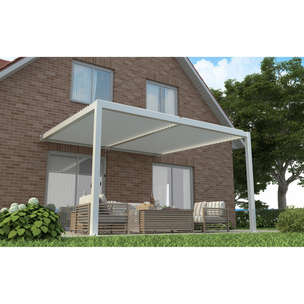 Pergola bioclimatica addossata bianca installata su una facciata in mattoni con arredi in legno.