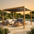 Pergola bioclimatica 3x4 in alluminio effetto legno allestita con salotto outdoor a bordo piscina al tramonto.