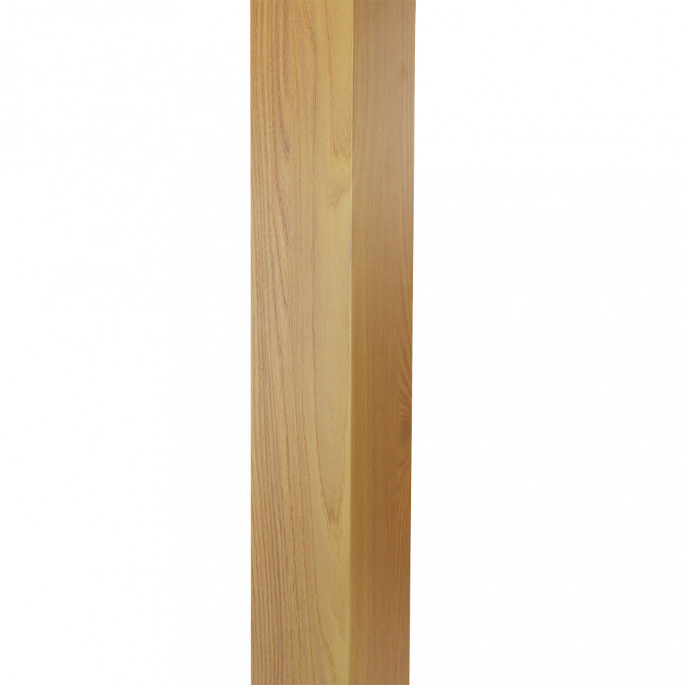 Dettaglio ravvicinato della finitura effetto legno marrone sul montante in alluminio della pergola.