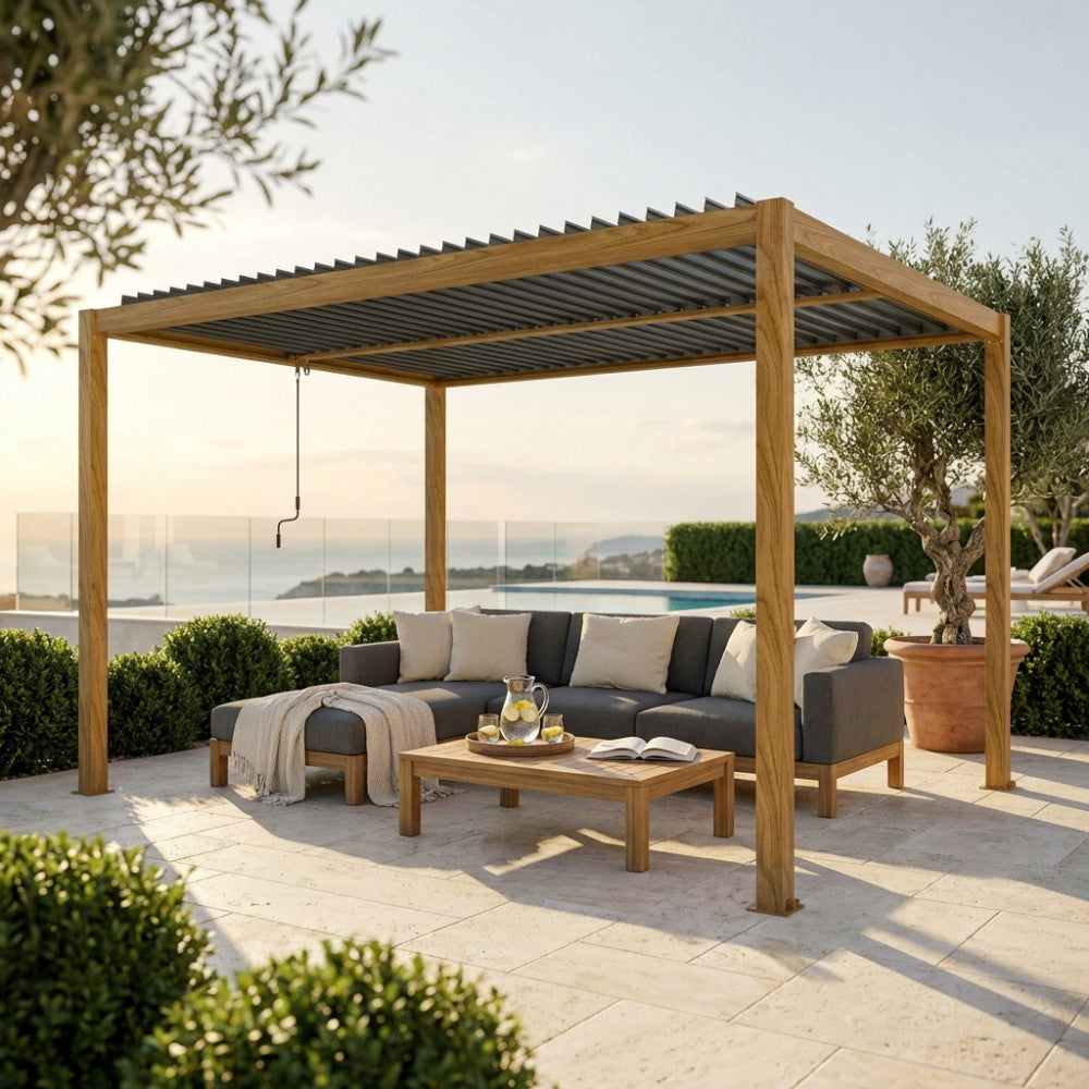 Vista frontale della pergola bioclimatica moderna con lamelle orientabili chiuse e arredi da giardino eleganti.