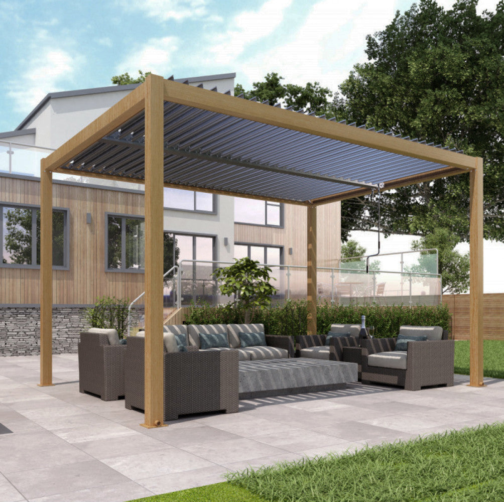 Pergola bioclimatica installata in un giardino residenziale moderno con pavimentazione in gres porcellanato.