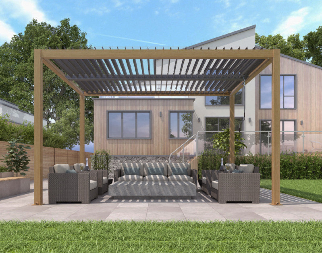 Vista frontale della pergola bioclimatica 3x4 in un contesto architettonico contemporaneo con prato verde.