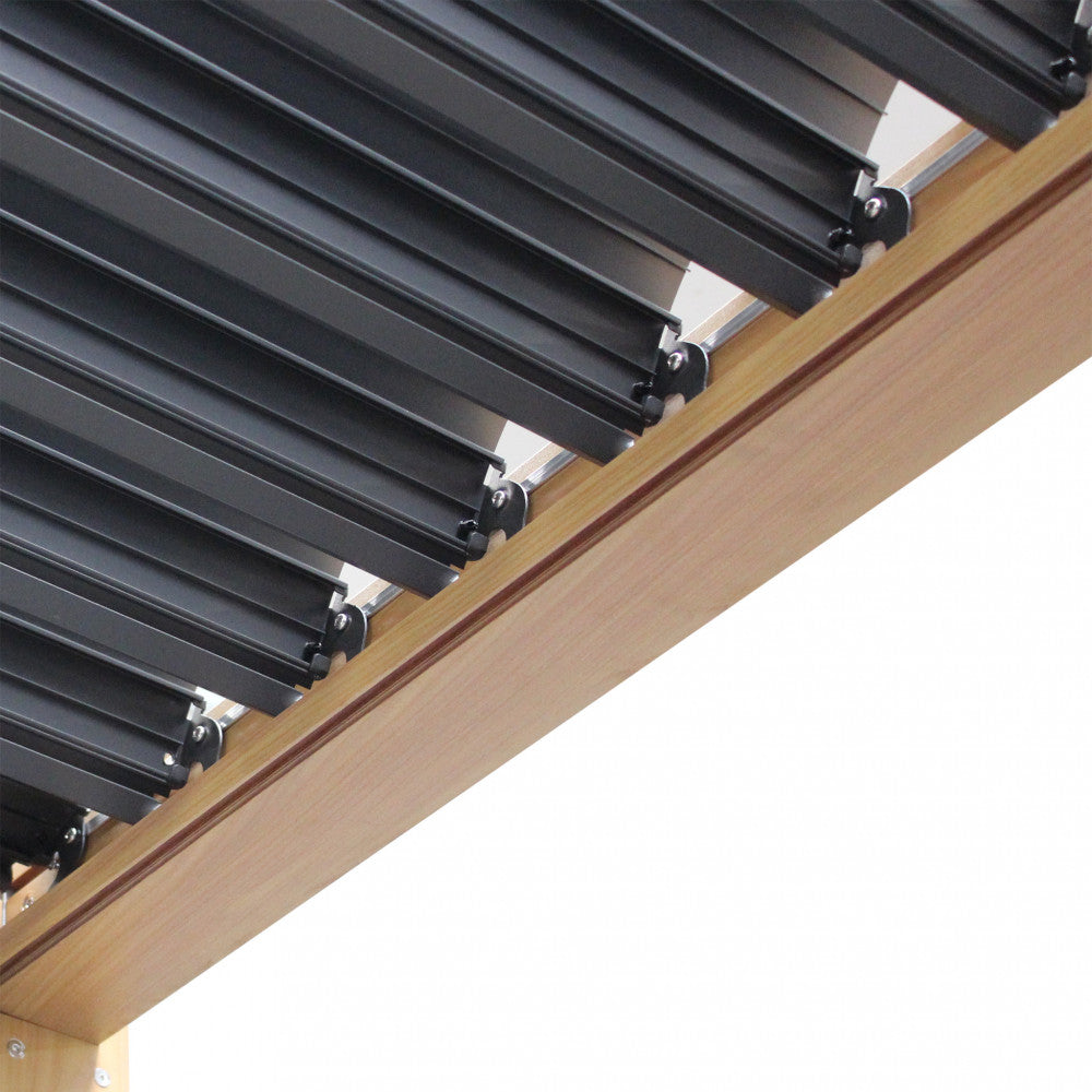 Dettaglio lamelle orientabili della pergola bioclimatica effetto legno 3x4 by Albert