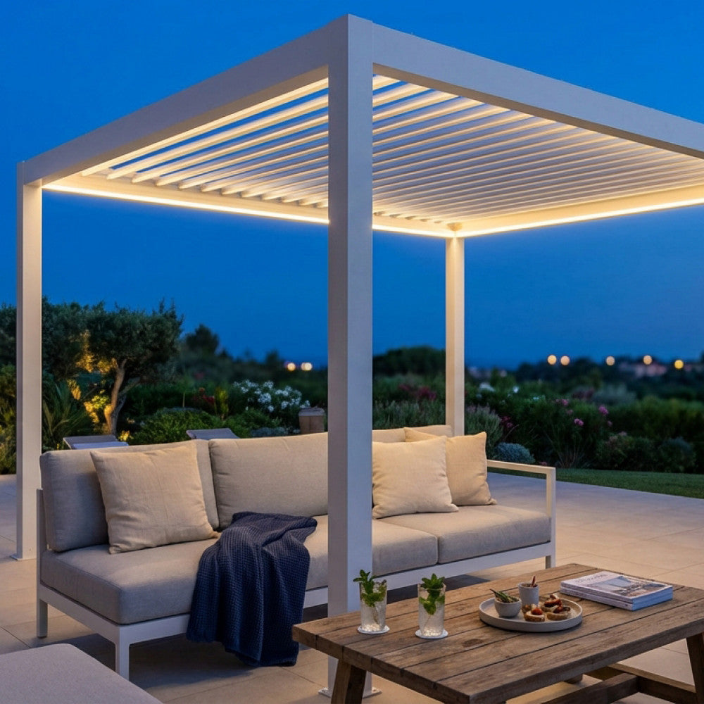 Dettaglio della pergola bioclimatica motorizzata al tramonto con divani eleganti.