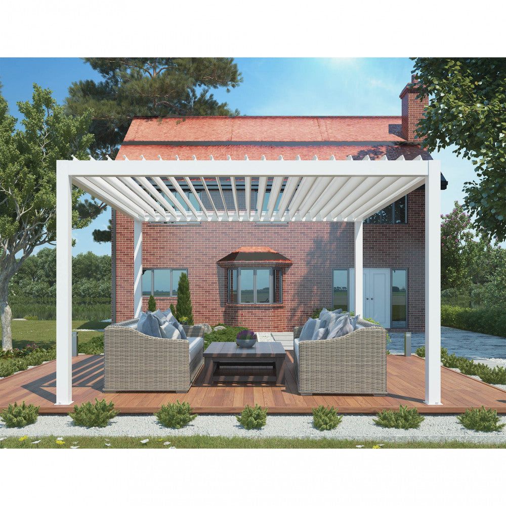 Pergola bioclimatica bianca installata in un giardino residenziale con pavimentazione in legno.