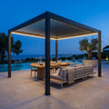 Pergola bioclimatica 4x4 in alluminio illuminata a LED durante la sera a bordo piscina.
