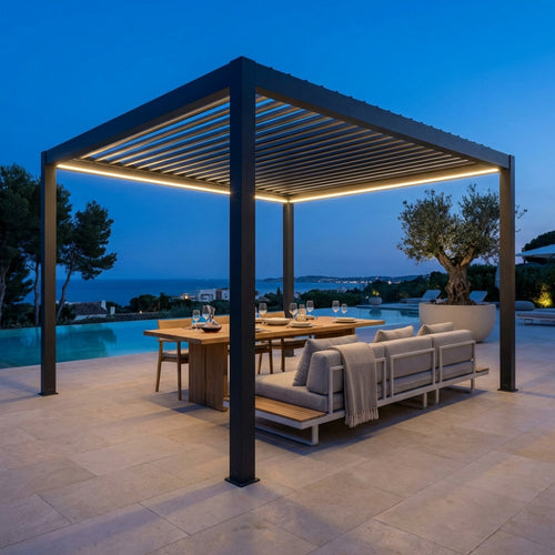 Pergola bioclimatica 4x4 in alluminio illuminata a LED durante la sera a bordo piscina.