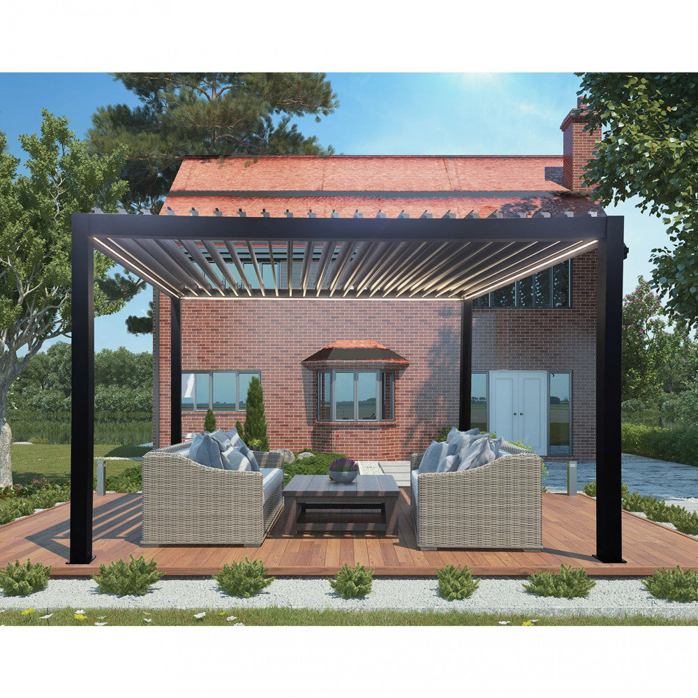 Pergola bioclimatica 4x4 installata in un cortile residenziale con lamelle aperte durante il giorno.