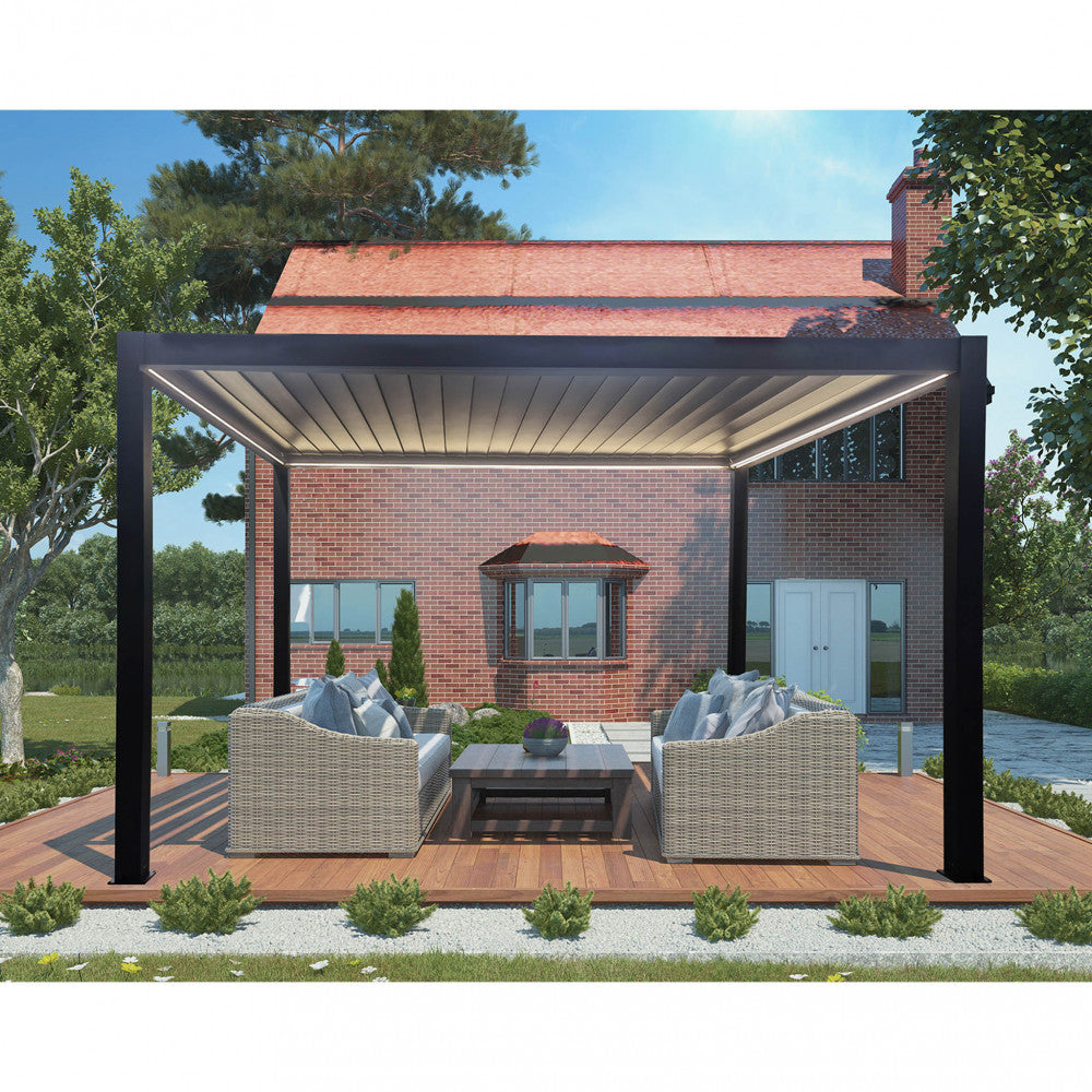 Pergola bioclimatica in giardino con lamelle chiuse per una protezione solare totale.
