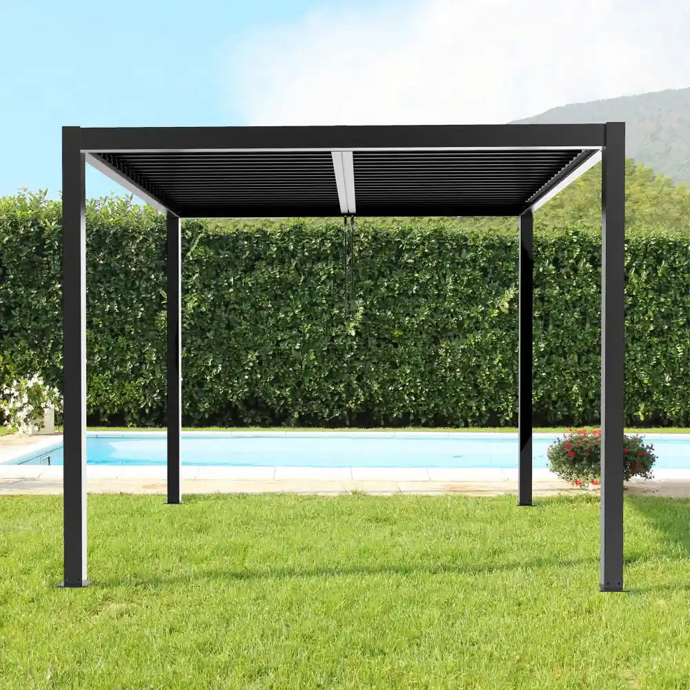 Pergola bioclimatica 4x4 antracite by Albert in un giardino moderno con zona lounge esterna