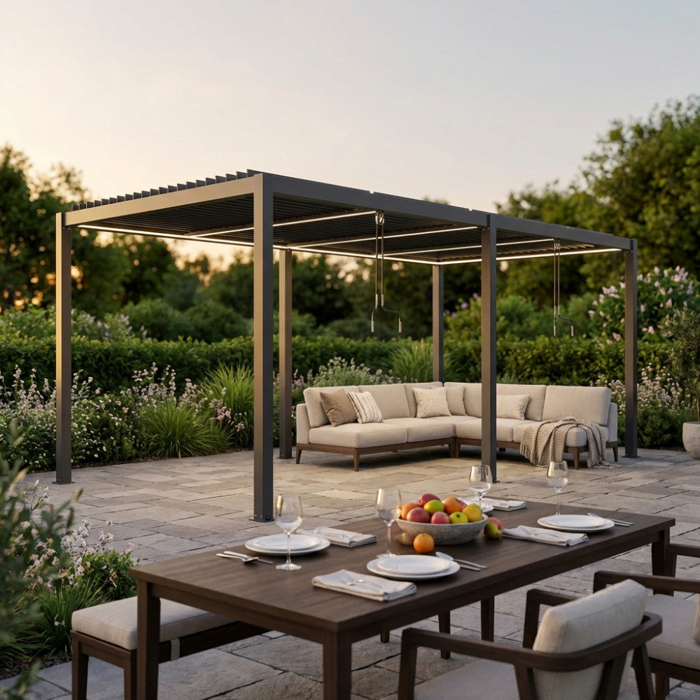 Pergola bioclimatica illuminata con luci LED integrate, che copre un'elegante zona pranzo all'aperto.