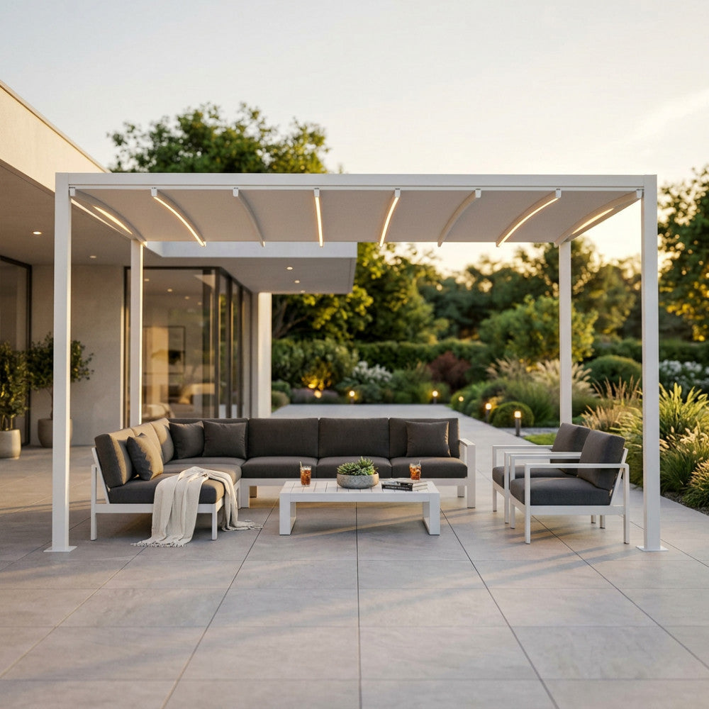 Vista frontale della pergola retrattile in alluminio bianco con copertura in PVC estesa e luci LED, integrata in un giardino moderno.