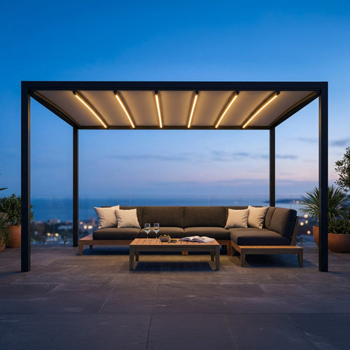Pergola retrattile motorizzata in alluminio antracite illuminata da luci LED integrate, allestita su una terrazza panoramica al tramonto.