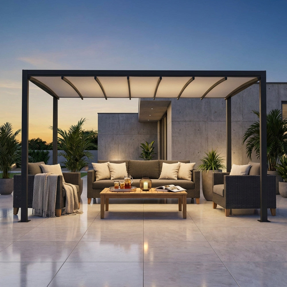 Vista frontale della pergola 3x3 con copertura in PVC parzialmente aperta, che ombreggia un elegante salotto da esterni in rattan.