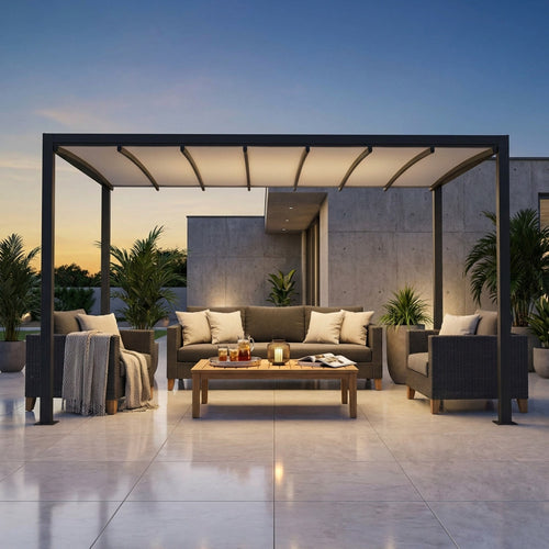 Vista frontale della pergola 3x3 con copertura in PVC parzialmente aperta, che ombreggia un elegante salotto da esterni in rattan.