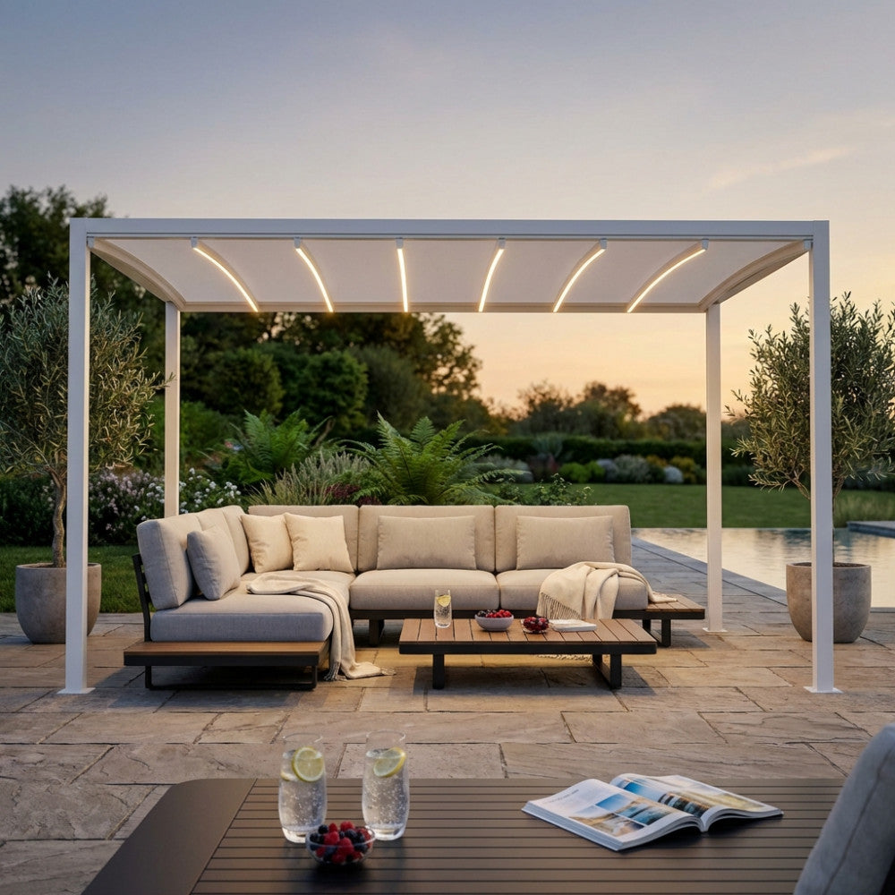 Dettaglio serale della pergola motorizzata con luci LED integrate che illuminano un elegante salotto outdoor a bordo piscina.