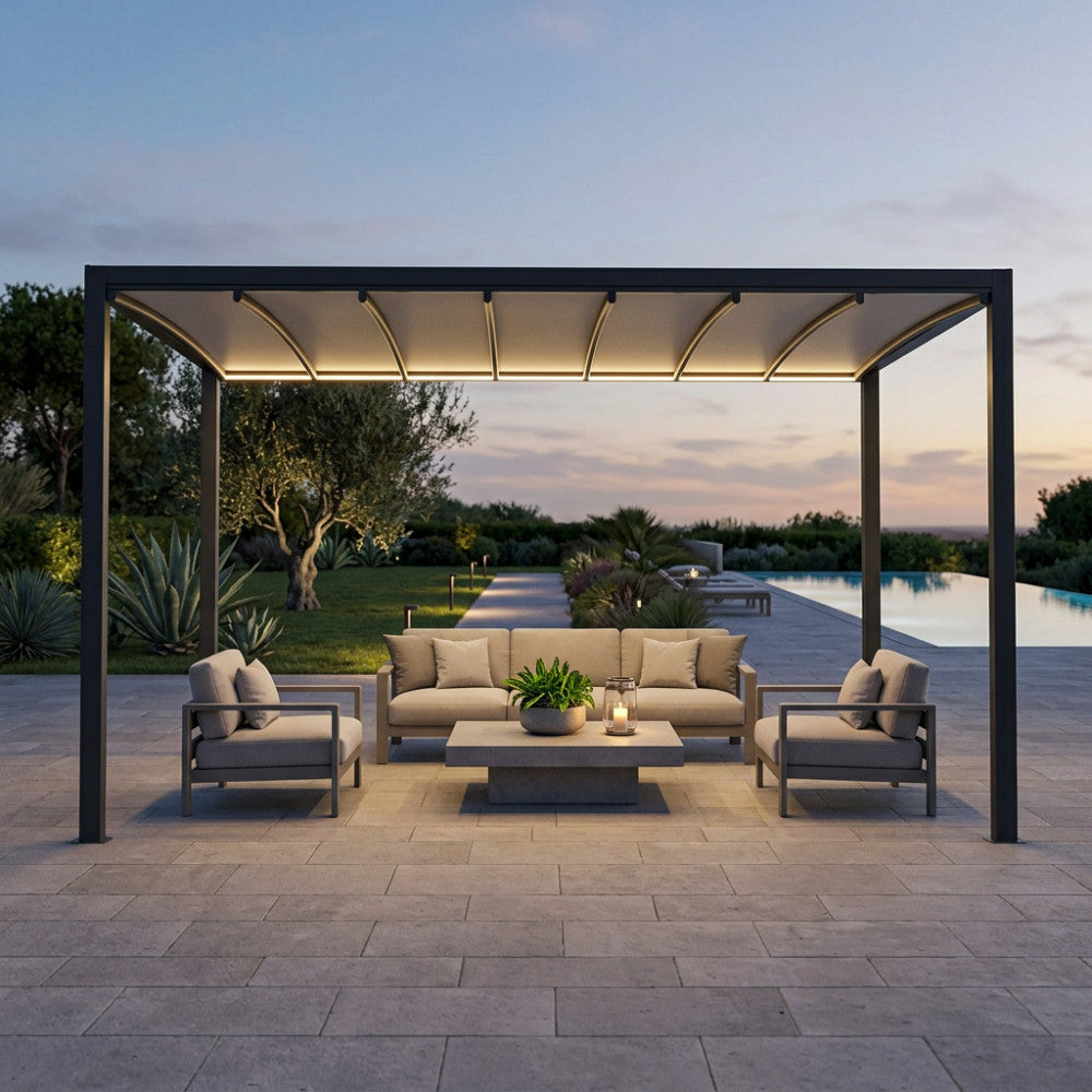 Pergola retrattile motorizzata in alluminio antracite illuminata da LED al tramonto, che copre un elegante salotto da esterni a bordo piscina.