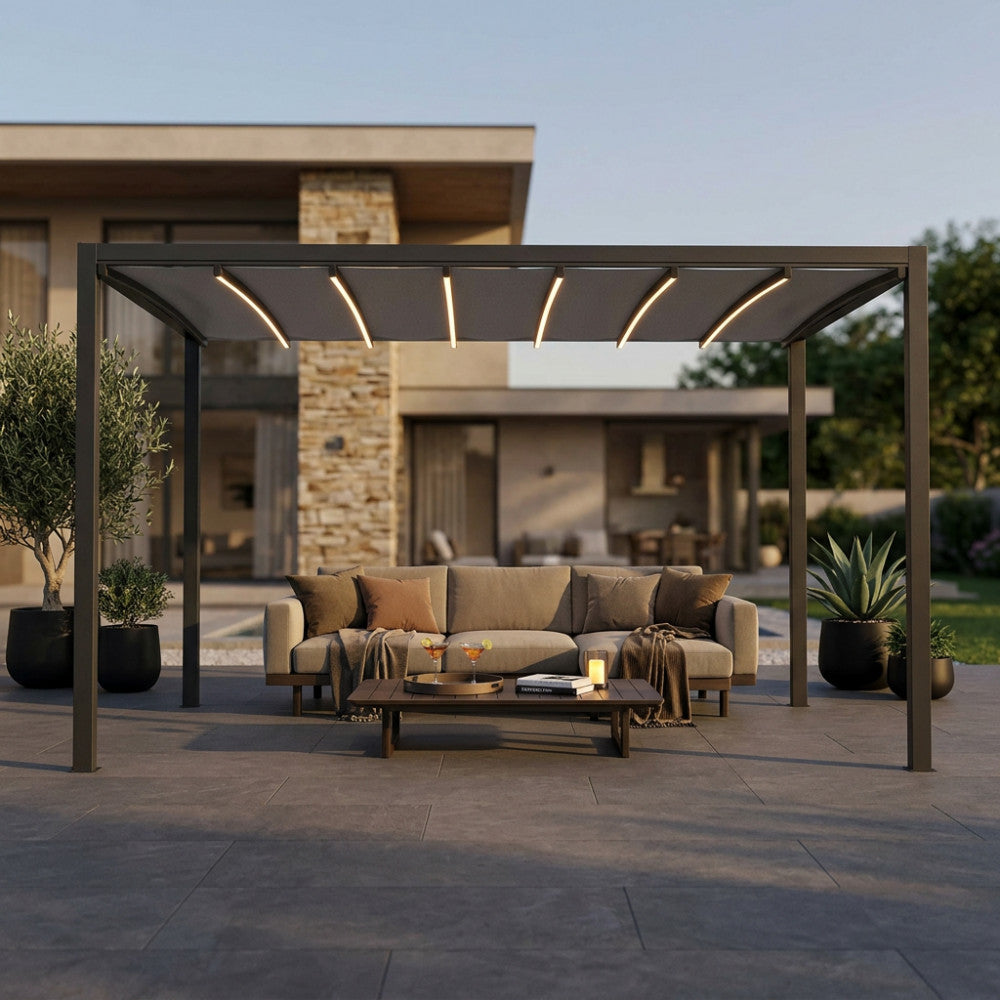 Dettaglio della pergola in alluminio e PVC con luci LED accese, integrata in un patio moderno con arredi neutri e piante ornamentali.