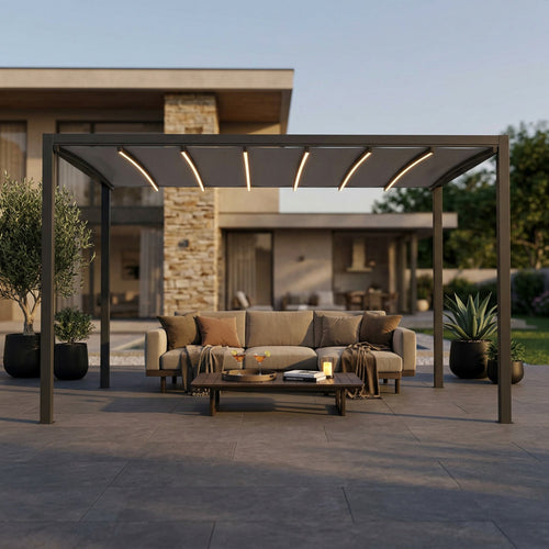 Dettaglio della pergola in alluminio e PVC con luci LED accese, integrata in un patio moderno con arredi neutri e piante ornamentali.