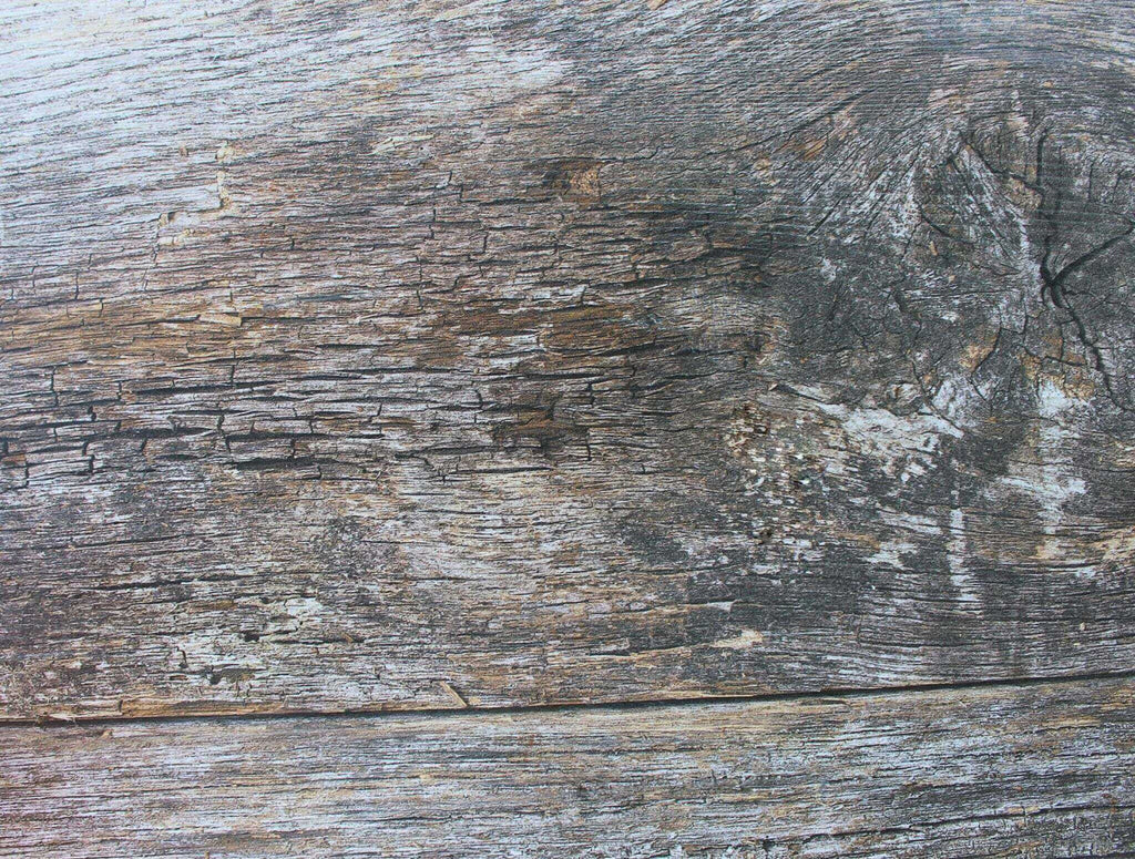 Dettaglio ravvicinato della finitura in acciaio che riproduce fedelmente le venature del legno vissuto.