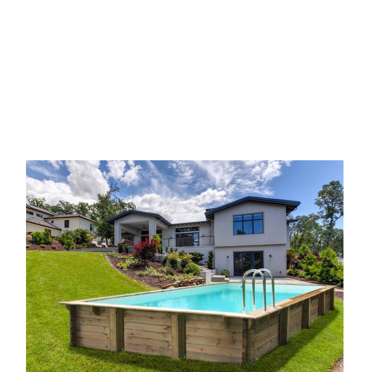 Piscina rettangolare in legno 800x500 cm, realizzata in pino impregnato, installata in un giardino