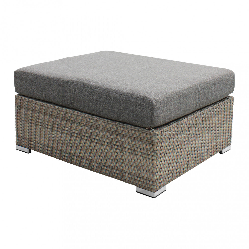 Poggiapiedi Copacabana abbinato a una poltrona da esterno per il relax