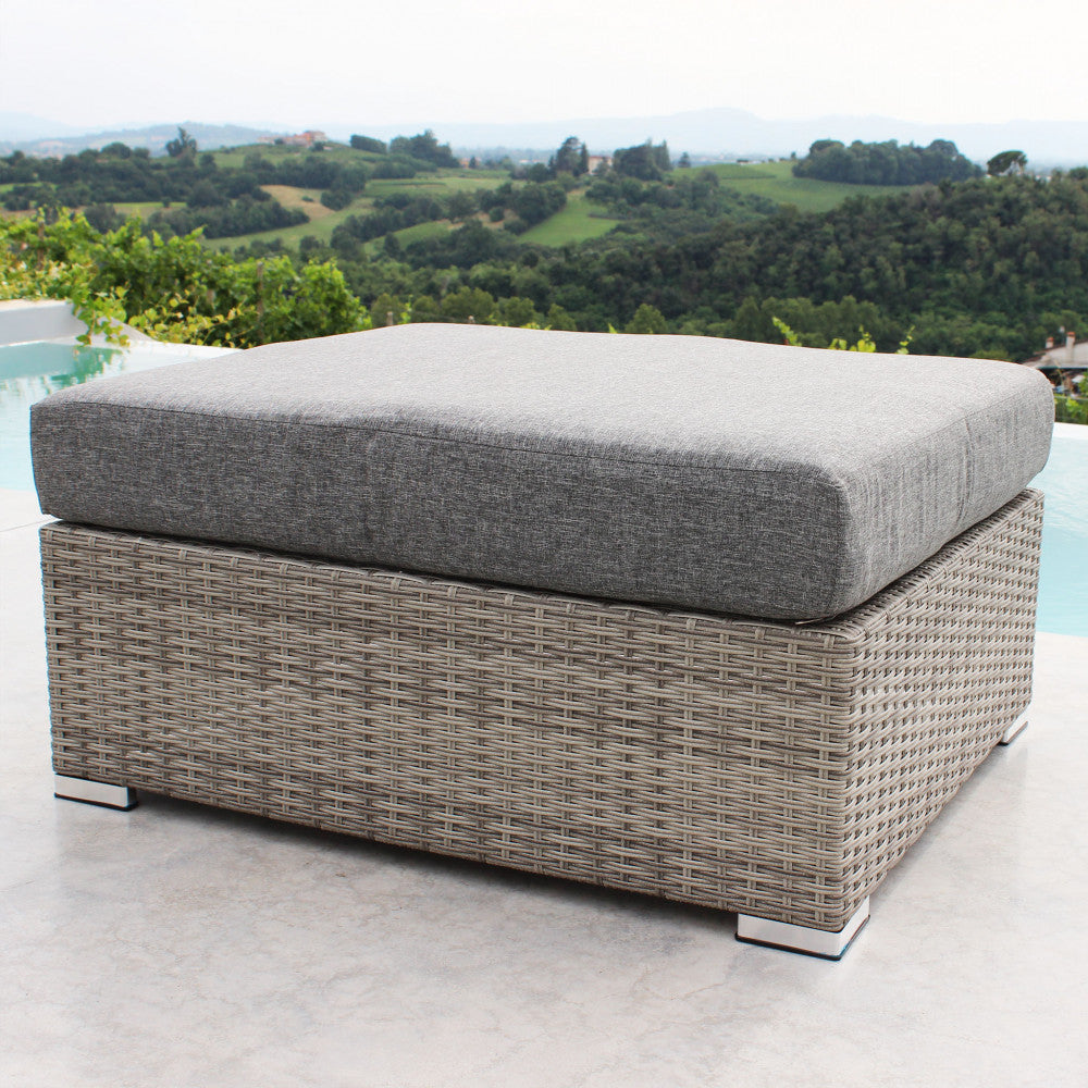 Dettaglio della trama in wicker grigio del poggiapiedi Copacabana.