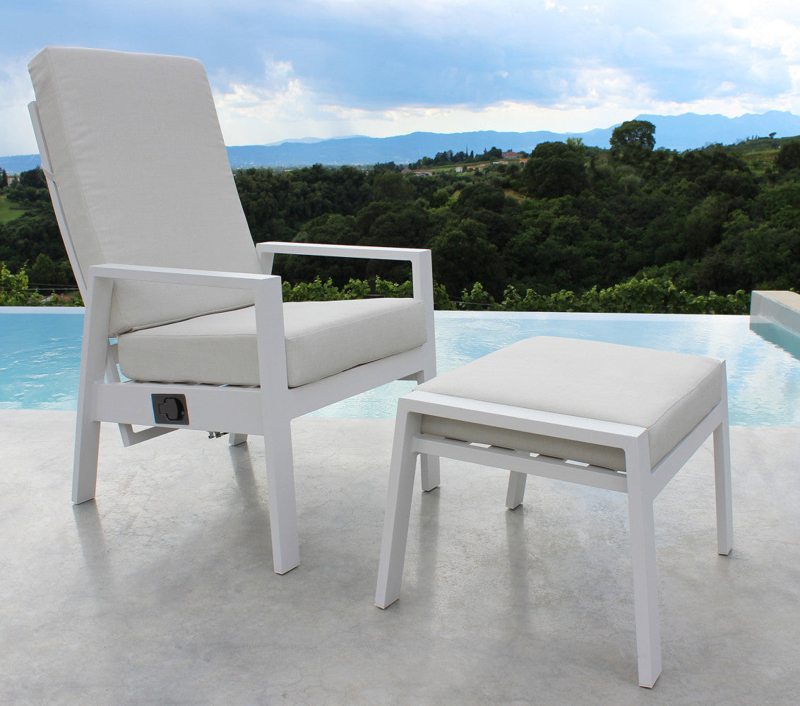 Prospettiva frontale del set lounge Giacarta con poggiapiedi e poltrona bianca a bordo piscina.