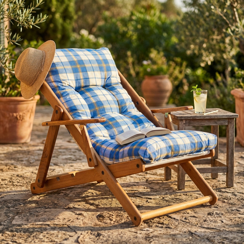 Poltrona relax Cosma in legno miele con cuscino tartan blu